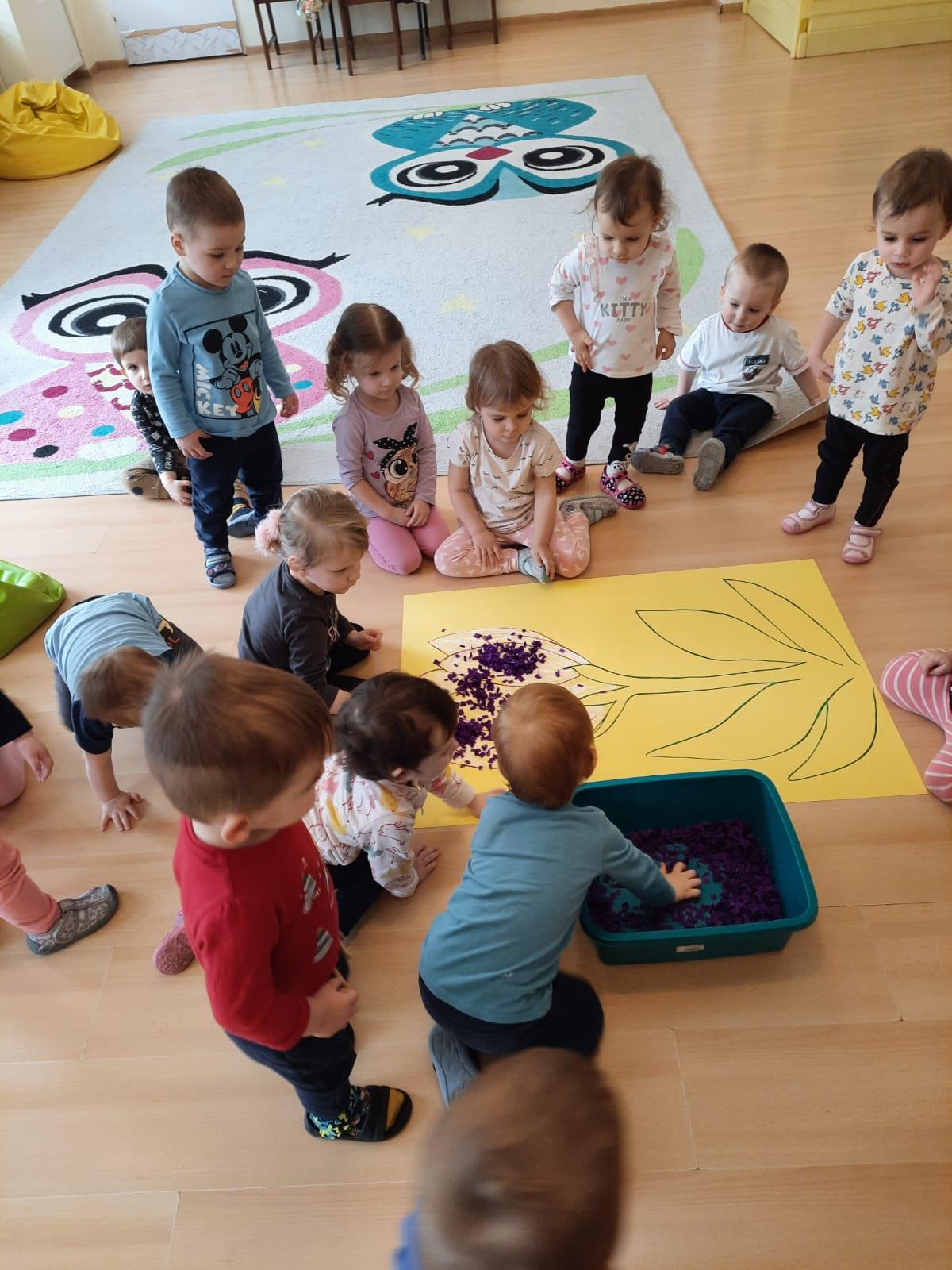 dzieci wyklejają